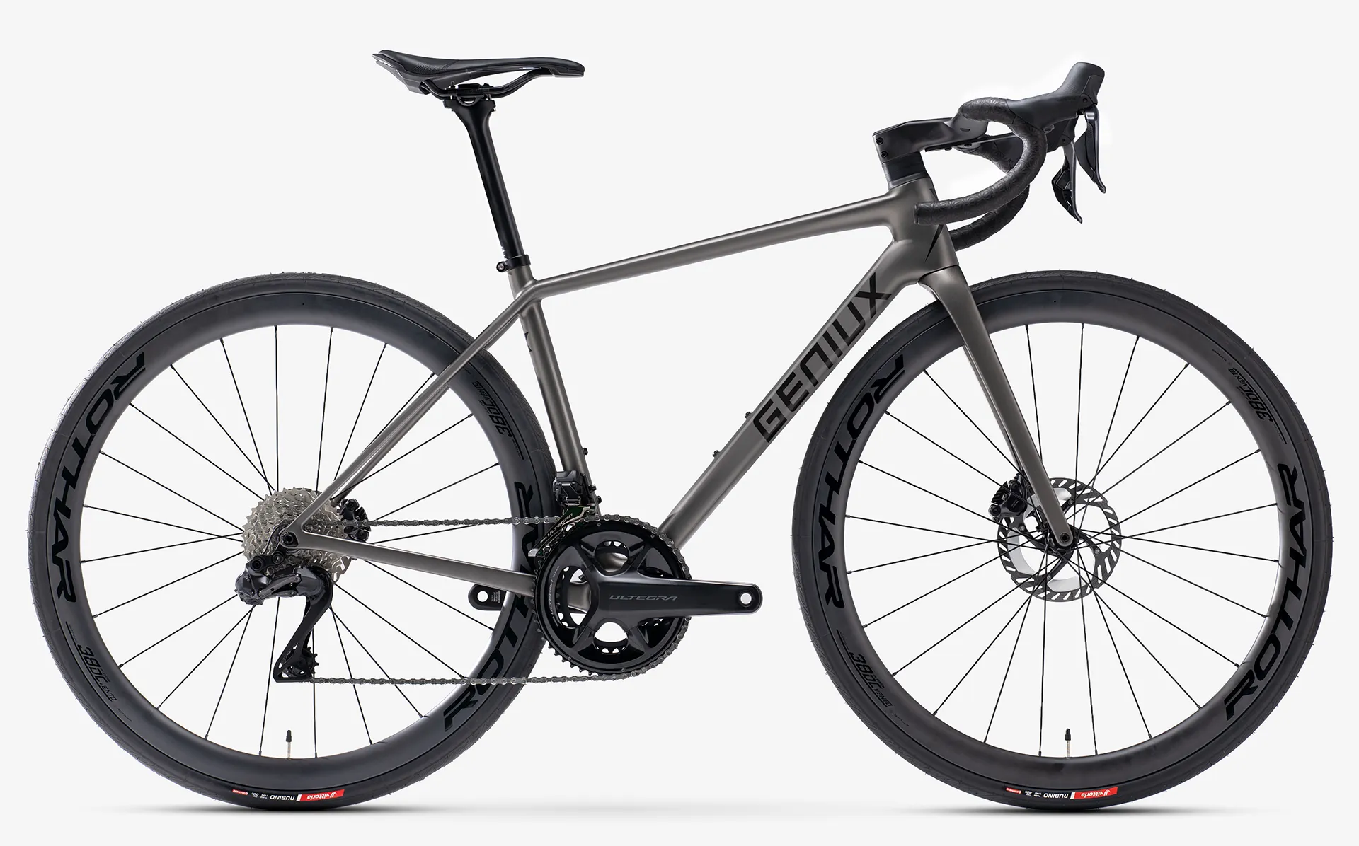 Bicicleta de carretera de carbono Geniux Alula en vista lateral completa para ciclismo de gran fondo